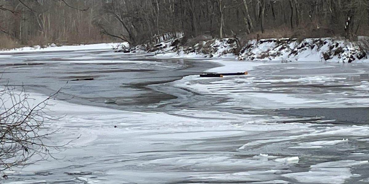 Helicopter crashes in the Meramec River