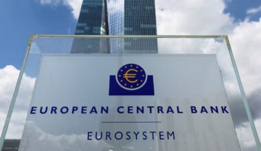 Euro zone inflation dips, growth holds up, backing ECB's sanguine narrative