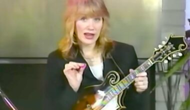 Nancy Wilson of Heart Shows How to Play Led Zeppelin's 'The Battle of Evermore' on Mandolin