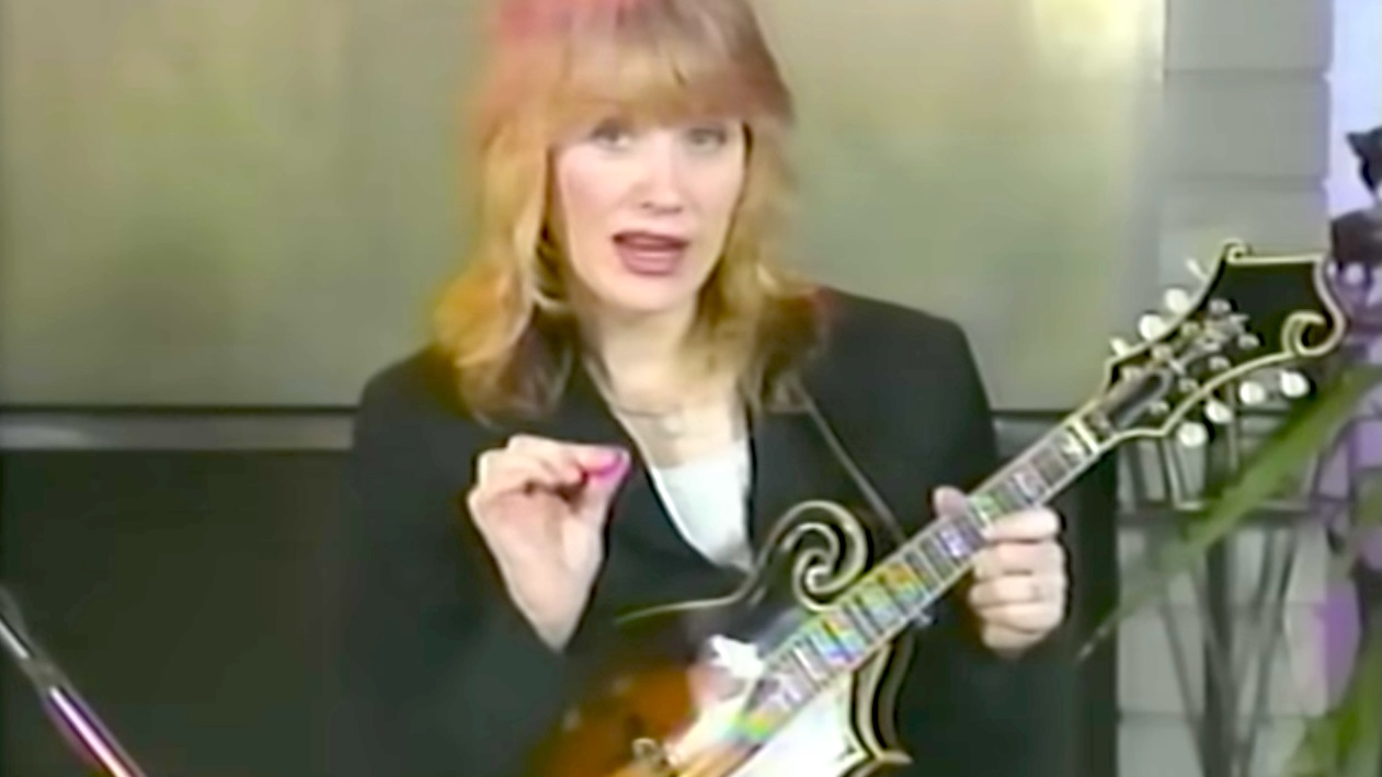 Nancy Wilson of Heart Shows How to Play Led Zeppelin's 'The Battle of Evermore' on Mandolin