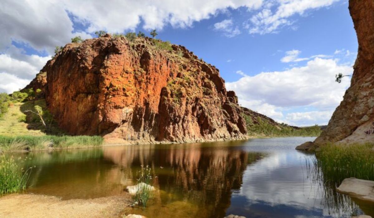 The Finke River in Australia is considered the oldest in the world, with up to 400 million years of history and a preserved course in the desert. (Image: Reproduction)