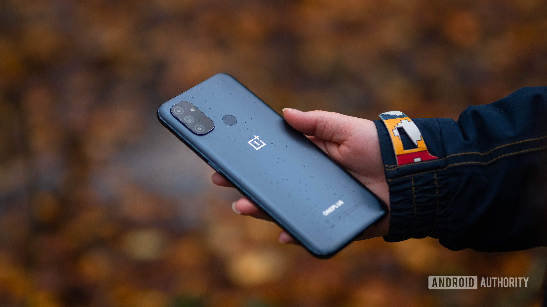 OnePlus Nord N100 in the hand showing the back of the phone OnePlus Nord N100 in the hand showing the back of the phone