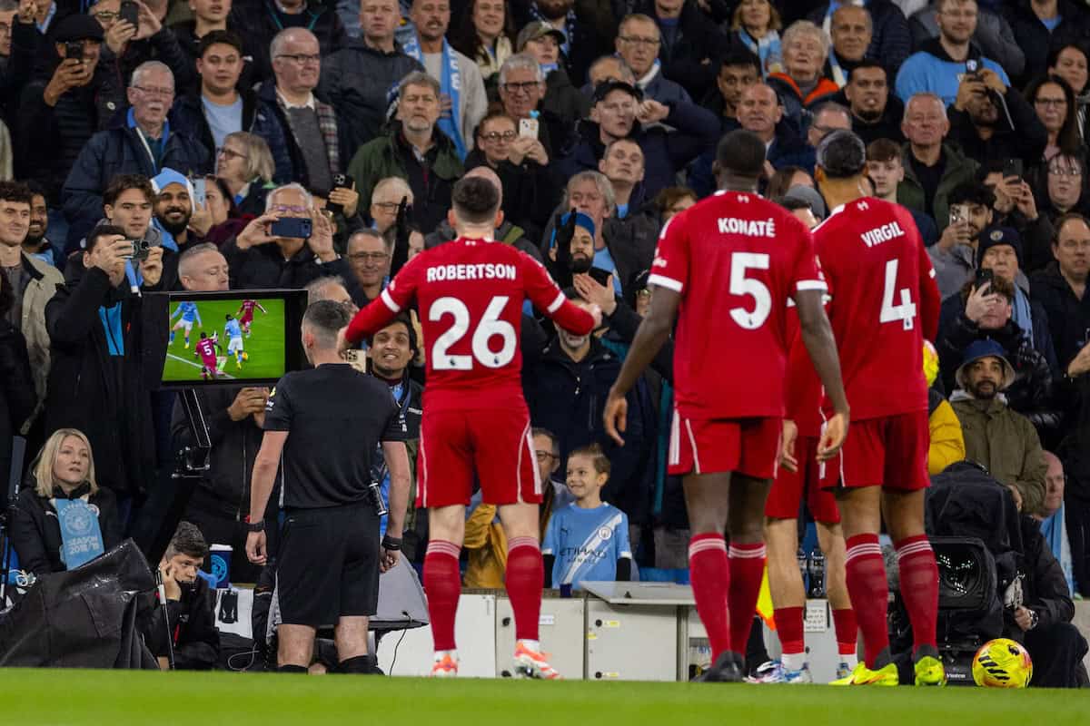 MANCHESTER, ENGLAND - Sunday, November 9, 2025: Referee Chris Kavanagh sent to the monitor to review a potential penalty for Manchester City during the FA Premier League match between Manchester City FC and Liverpool FC at the City of Manchester Stadium. (Photo by David Rawcliffe/Propaganda)