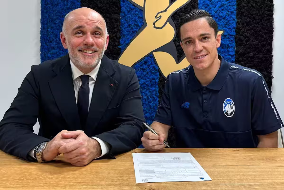 Giacomo Raspadori signs the contract with Atalanta after his transfer from Atletico Madrid