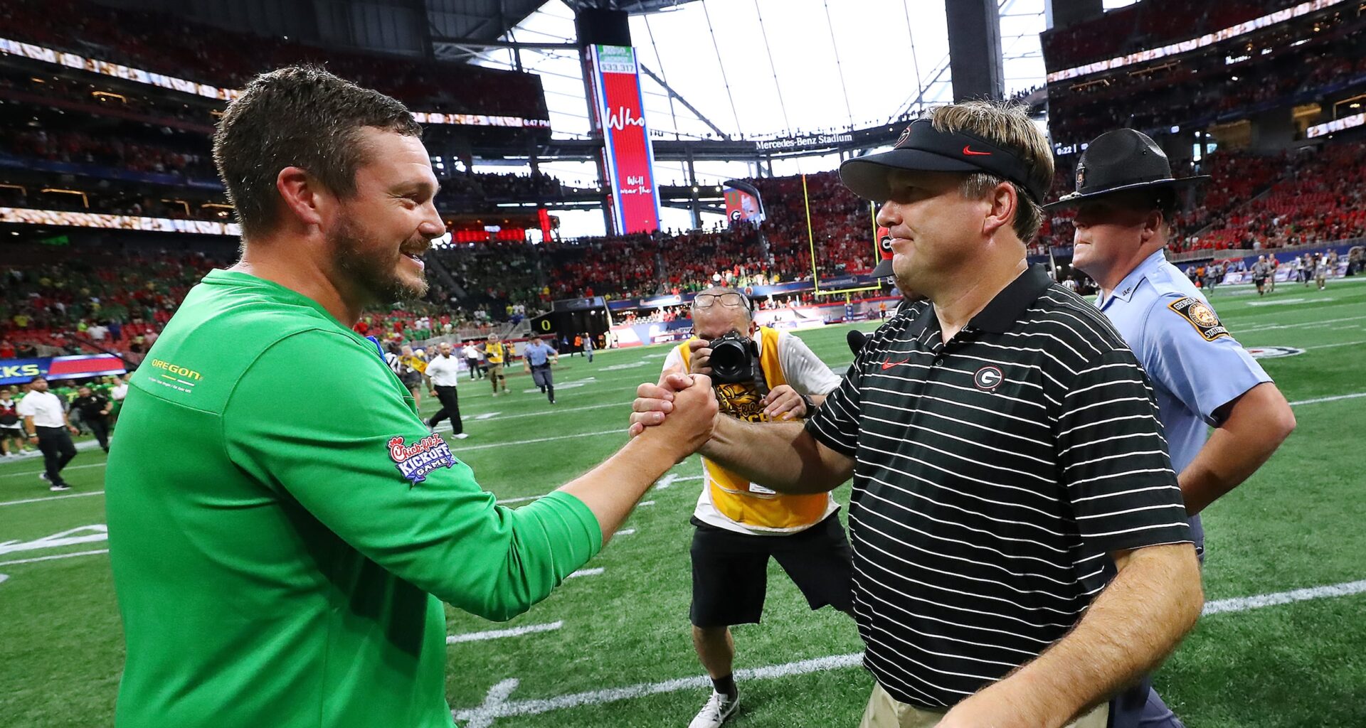 Georgia lands adds former Oregon quarterback via the transfer portal