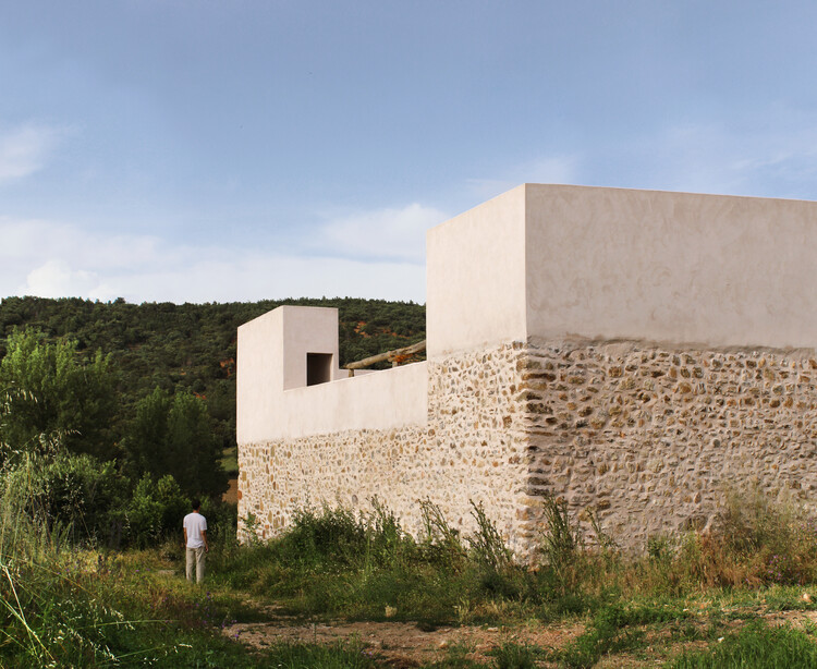 Emptied House – Seasonal Refuge in Soto de Sepúlveda, Segovia / estudio veintidós - Image 1 of 32