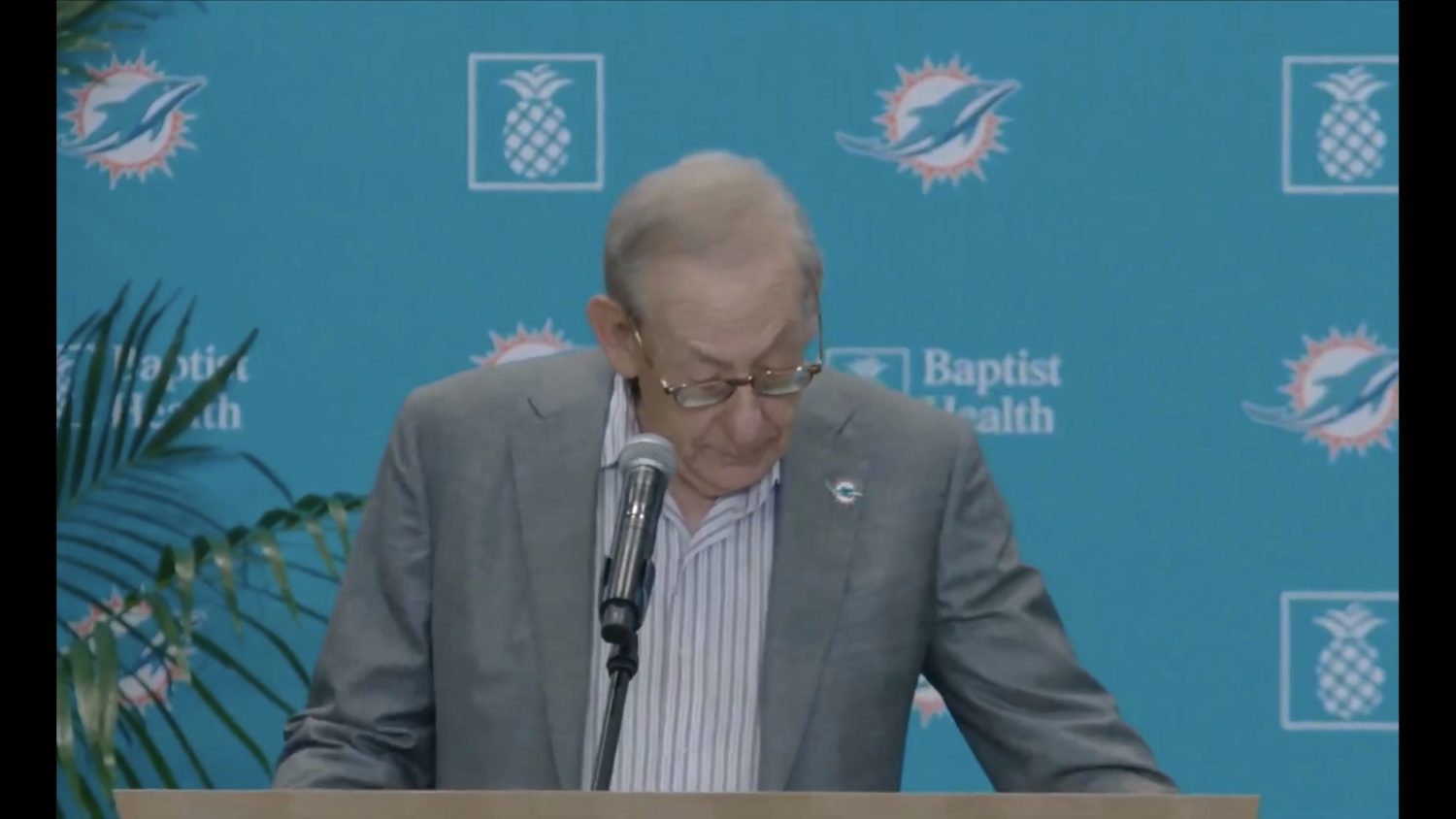Dolphins owner Stephen Ross forgets head coach’s name