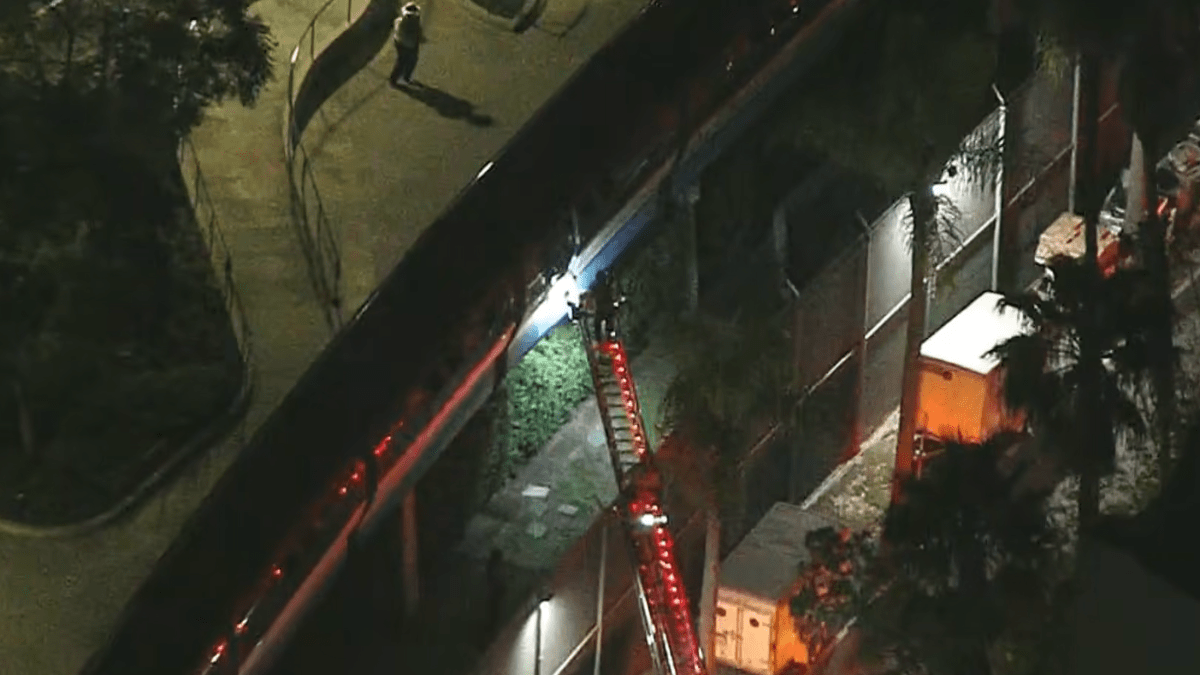 Crews evacuate passengers from stalled Disneyland Monorail – NBC Los Angeles