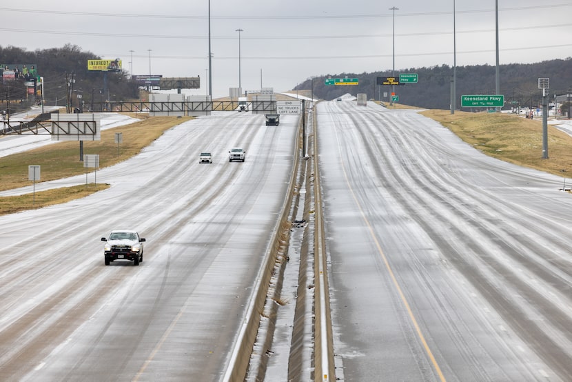 Motorists make their way down an icy Loop 12 in Oak Cliff, Dallas on Jan. 24, 2026. 