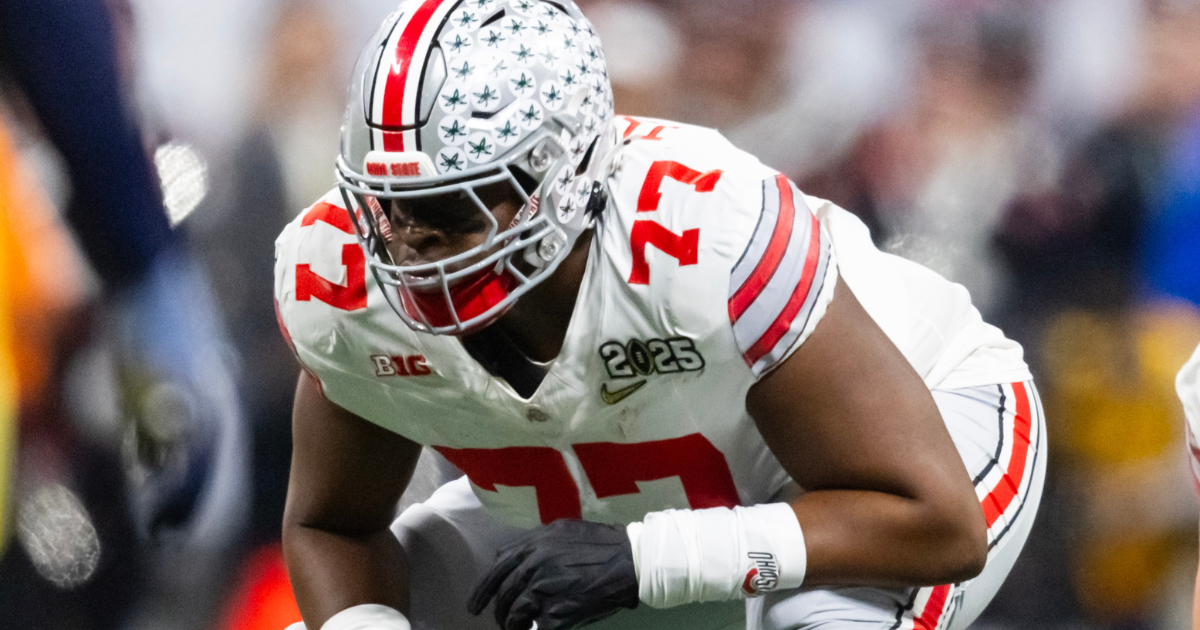 Tennessee forward Nate Ament (10) dribbles past Kentucky forward Mouhamed Dioubate (23) during a NCAA basketball game between the Tennessee Volunteers and Kentucky Wildcats at Thompson-Boling Arena at Food City Center in Knoxville, Tenn., on Jan. 17, 2026.