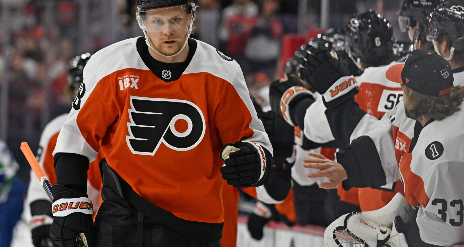 Flyers center leaves game after gruesome leg injury