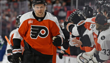 Flyers center leaves game after gruesome leg injury
