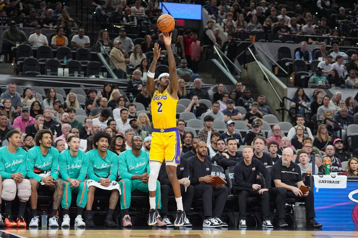 Jarred Vanderbilt pokes Jeremy Sochan in face after buzzer in Spurs’ win vs. Lakers
