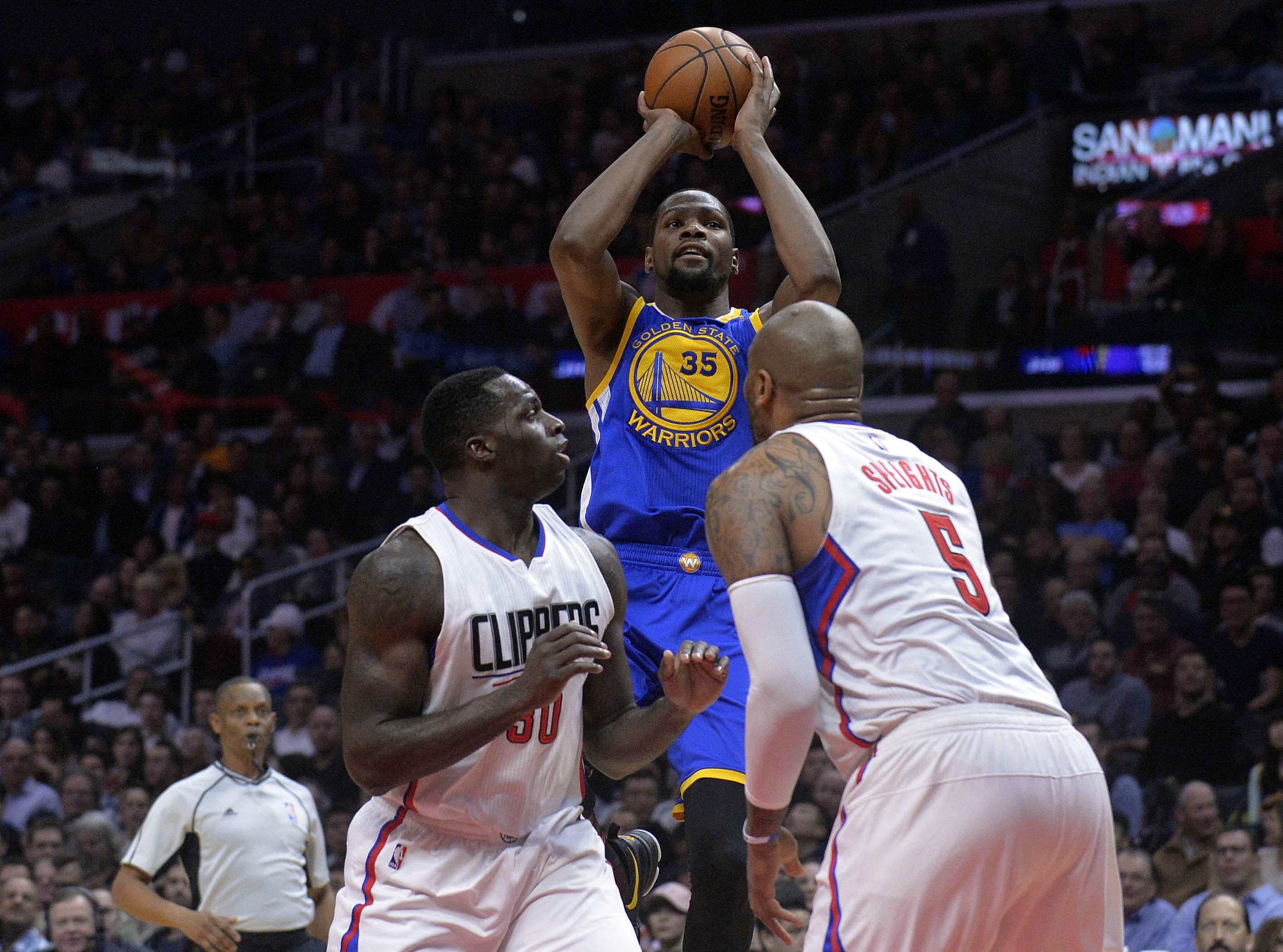 Kevin Durant rises up to shoot a jump shot against the Clippers.