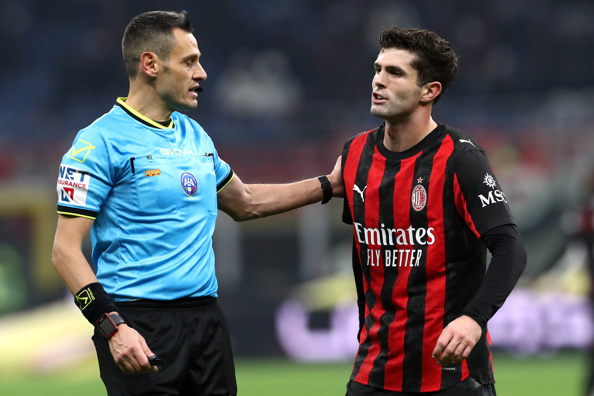 MILAN, ITALY - JANUARY 08: Referee Maurizio Mariani speaks to Christian Pulisic of AC Milan during the Serie A match between AC Milan and Genoa CFC at Giuseppe Meazza Stadium on January 08, 2026 in Milan, Italy. (Photo by Marco Luzzani/Getty Images)