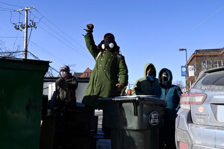 MINNEAPOLIS, MINNESOTA - JANUARY 24: A person raises a fist as protestors confront federal agents after a protestor was shot amid a scuffle to arrest him on January 24, 2026 in Minneapolis, Minnesota. The Trump administration has sent a reported 3,000 federal agents into the area, with more on the way, as they make a push to arrest undocumented immigrants in the region. Stephen Maturen/Getty Images/AFP (Photo by Stephen Maturen / GETTY IMAGES NORTH AMERICA / Getty Images via AFP)