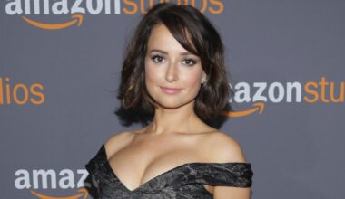 Former AT&T Actress 'Lily' Shows Verizon Customers Her Freckles