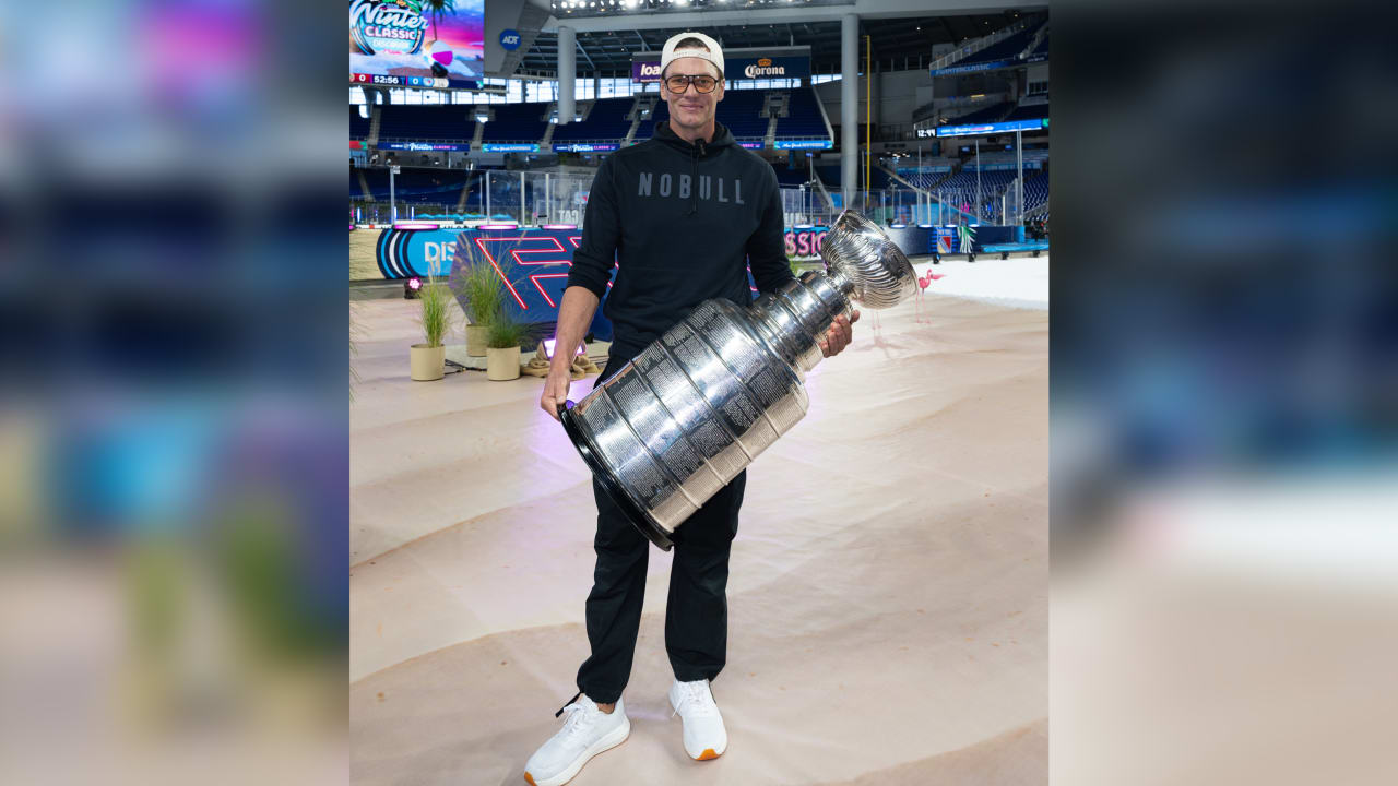 Brady hangs with Stanley Cup before Winter Classic