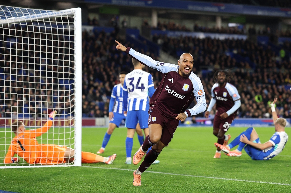 BIRMINGHAM, ENGLAND - DECEMBER 06: Donyell Malen of Aston Villa celebrates his team