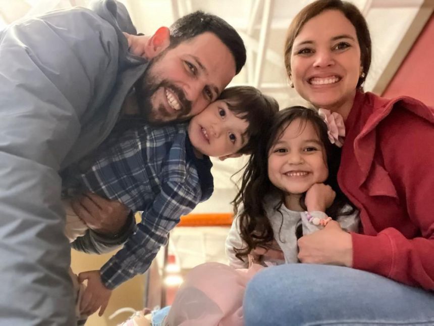 Carlos García and Gaby Duarte with their two children.