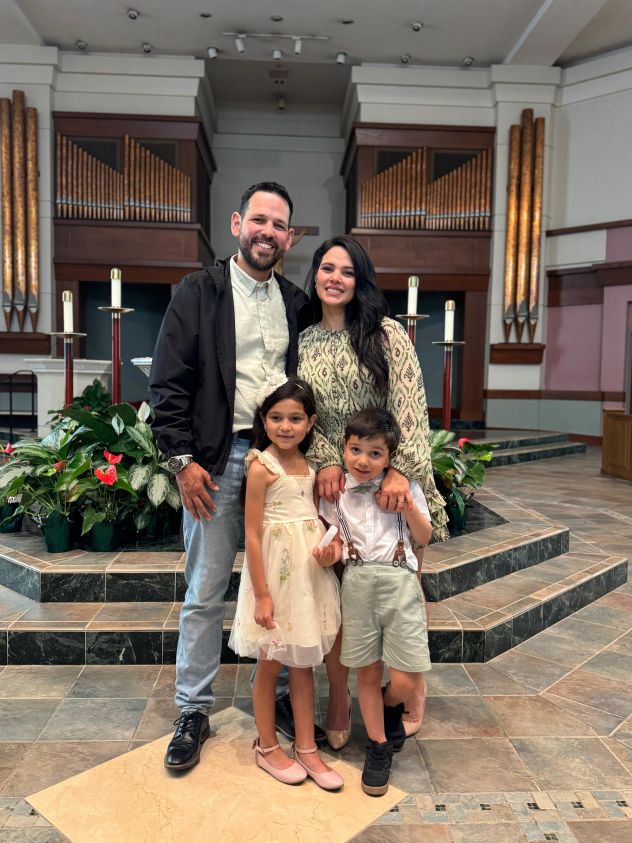 Carlos García and Gaby Duarte with their two children.