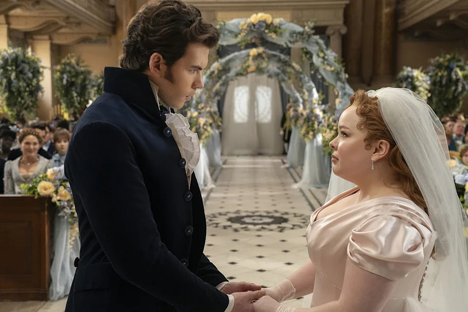 Luke Newton as Colin Bridgerton and Nicola Coughlan as Penelope Featherington in 