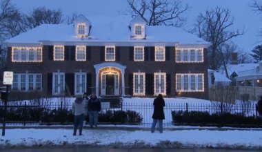 Fans mourning actress Catherine O’Hara pay tribute at ‘Home Alone’ house – NBC Chicago