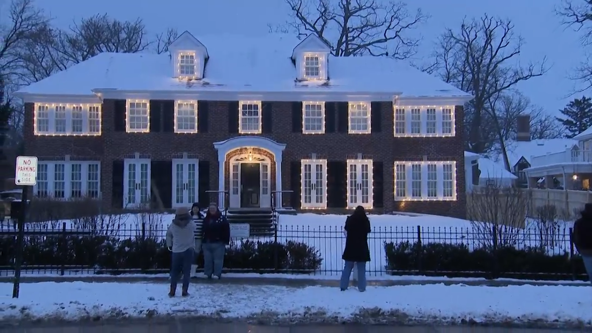 Fans mourning actress Catherine O’Hara pay tribute at ‘Home Alone’ house – NBC Chicago