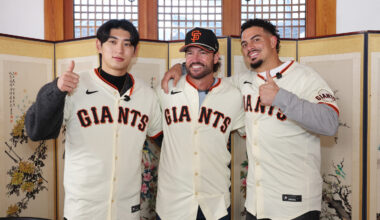 Pictured from left are San Francisco Giants outfielder Lee Jung-hoo, manager Tony Vitello and shortstop Willy Adames as they pose for photos before taking part in Korean cultural activities in Seoul on Jan. 6. [YONHAP]