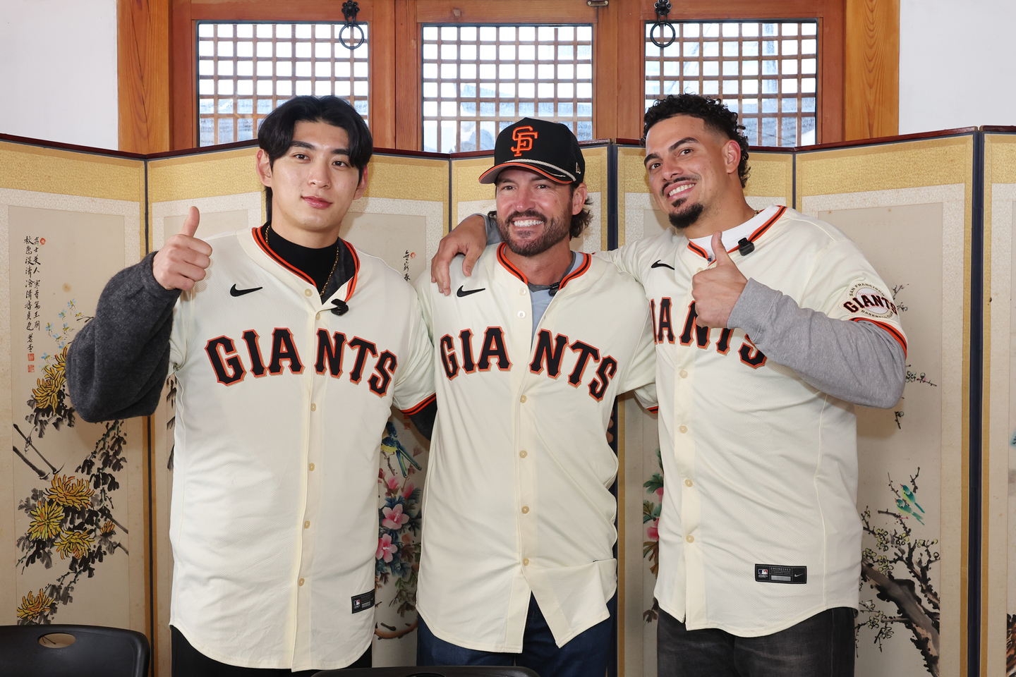 Pictured from left are San Francisco Giants outfielder Lee Jung-hoo, manager Tony Vitello and shortstop Willy Adames as they pose for photos before taking part in Korean cultural activities in Seoul on Jan. 6. [YONHAP]