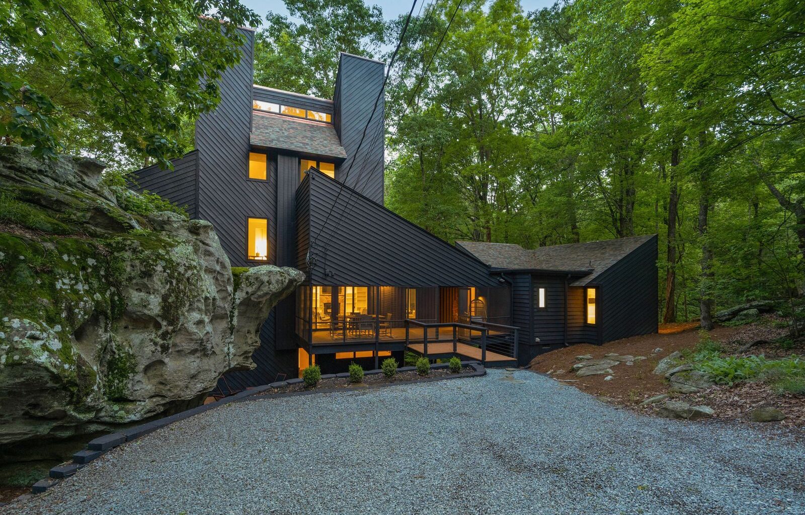 Surrounded by Giant Boulders, an Architect’s Tennessee Cabin Seeks $1.6M