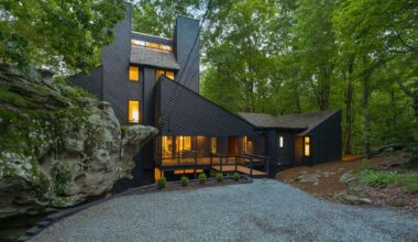 Surrounded by Giant Boulders, an Architect’s Tennessee Cabin Seeks $1.6M