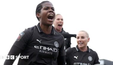 Manchester City go nine points clear at top of Women's Super League after Khadija Shaw scores in final minutes.