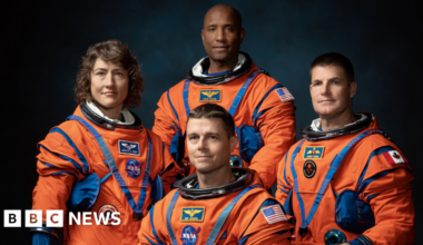 When does the Nasa Moon mission launch and who are the Artemis II crew?