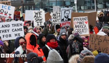 Minneapolis live: Protesters gather in Minneapolis as governor calls on Trump to remove agents after shooting