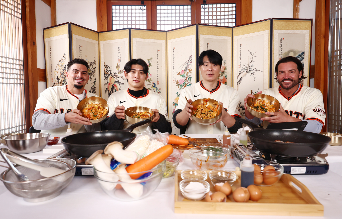 Pictured from left are San Francisco Giants shortstop Willy Adames, outfielder Lee Jung-hoo, Korean chef Choi Hyun-seok and Giants manager Tony Vitello as they pose for photos after preparing traditional Korean dishes in Seoul on Jan. 6. [YONHAP] 