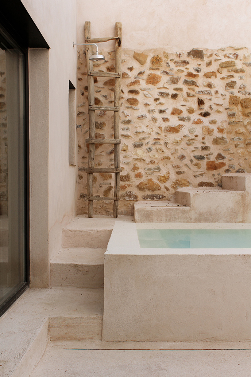 stone and clay rebuild former rural stable as a seasonal refuge in spanish countryside