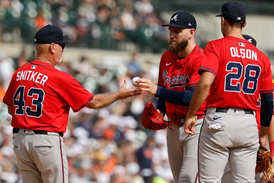 Sep 20, 2025; Detroit, Michigan, USA; Atlanta Braves manager Brian Snitker (43) take the ball to relieve pitcher Dylan Lee (52) in the seventh inning against the Detroit Tigers at Comerica Park. Mandatory Credit: Rick Osentoski-Imagn Images