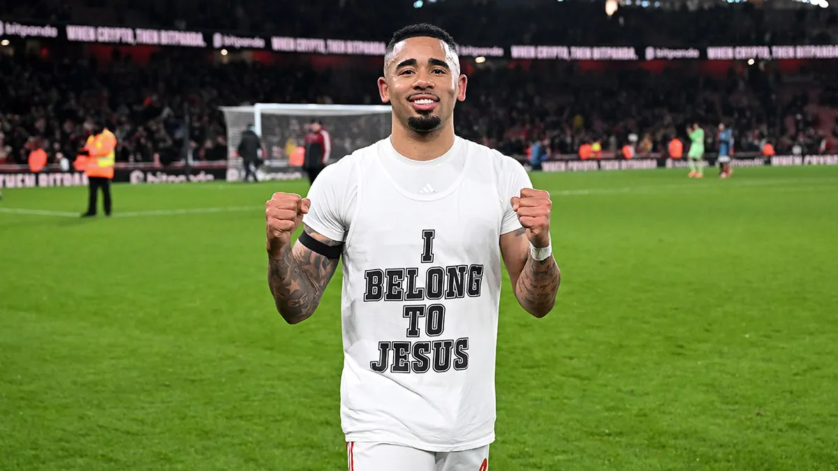 Gabriel Jesus posing