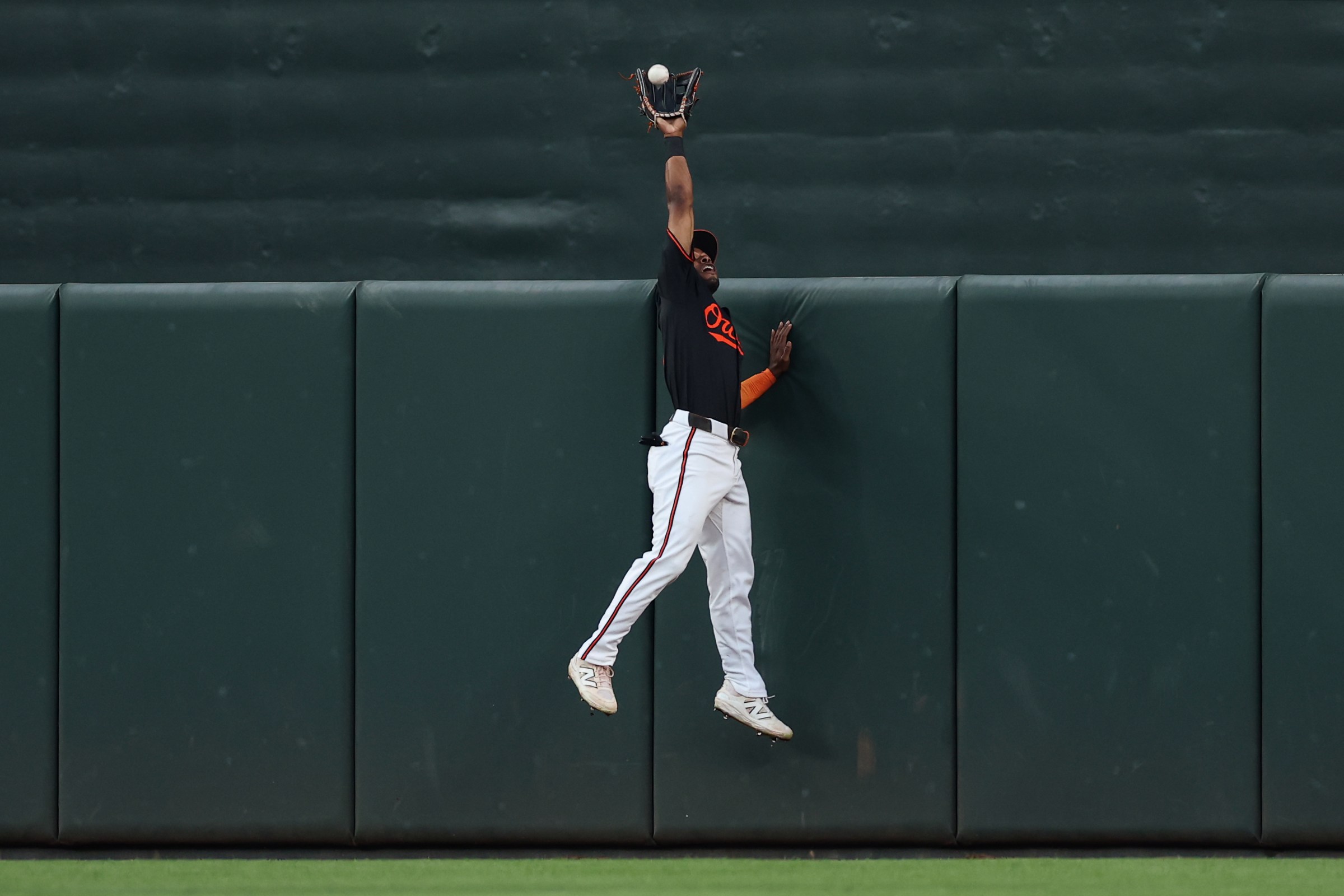 BALTIMORE, MARYLAND - JULY 28: Cedric Mullins #31 of the Baltimore Orioles makes a catch for an out on a hit by Nathan Lukes #38 of the Toronto Blue Jays during the fourth inning at Oriole Park at Camden Yards on July 28, 2025 in Baltimore, Maryland. (Photo by Patrick Smith/Getty Images)