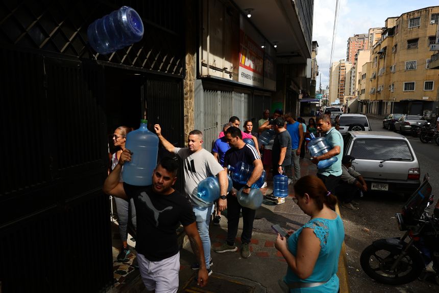 People line up outside a supermarket in Caracas, Venezuela, on January 3, 2026, fearing supply shortages after the US attacks and the capture of President Nicolás Maduro became known.