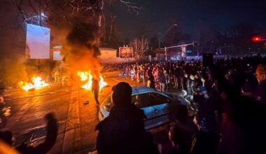 Live updates: Iran protesters defy crackdown amid ongoing internet blackout