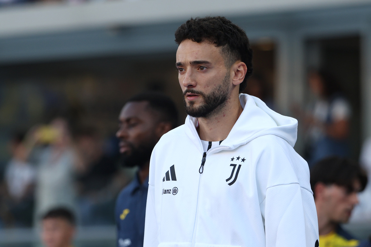 Joao Mario entering the pitch