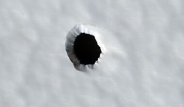 Hole Mars
