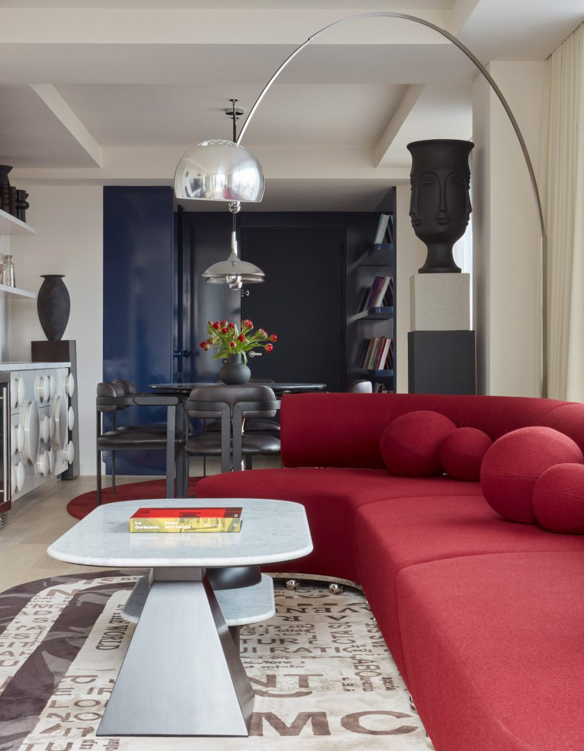 seating area with overhead lamp 