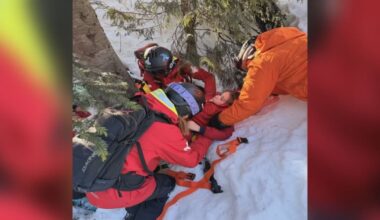 9-year-old skier rescued from tree well at Stevens Pass after breaking leg – KIRO 7 News Seattle