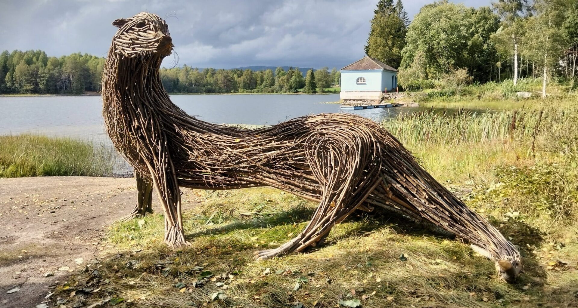 A sculpture of an otter made from branches and twigs by Rodolfo Liprandi