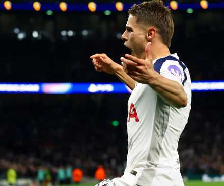 Micky van de Ven celebrates his goal against Copenhagen