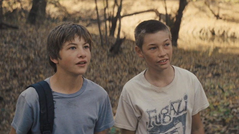 Tye Sheridan's Ellis stands beside Jacob Lofland's Neckbone in Mud