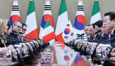 President Lee Jae-myung and Italian Prime Minister Jorja Meloni shake hands at an expanded meeting held at Cheong Wa Dae on the 19th. [Yonhap News]